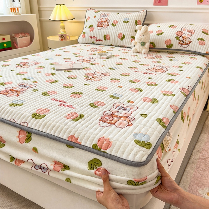 91家纺网 家纺一手货源 找家纺 摩妮卡 2025新款小清新系列印花牛奶绒夹棉床笠三件套 奇幻兔