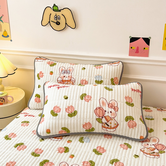 91家纺网 家纺一手货源 找家纺 摩妮卡 2025新款小清新系列印花牛奶绒夹棉床笠三件套 奇幻兔