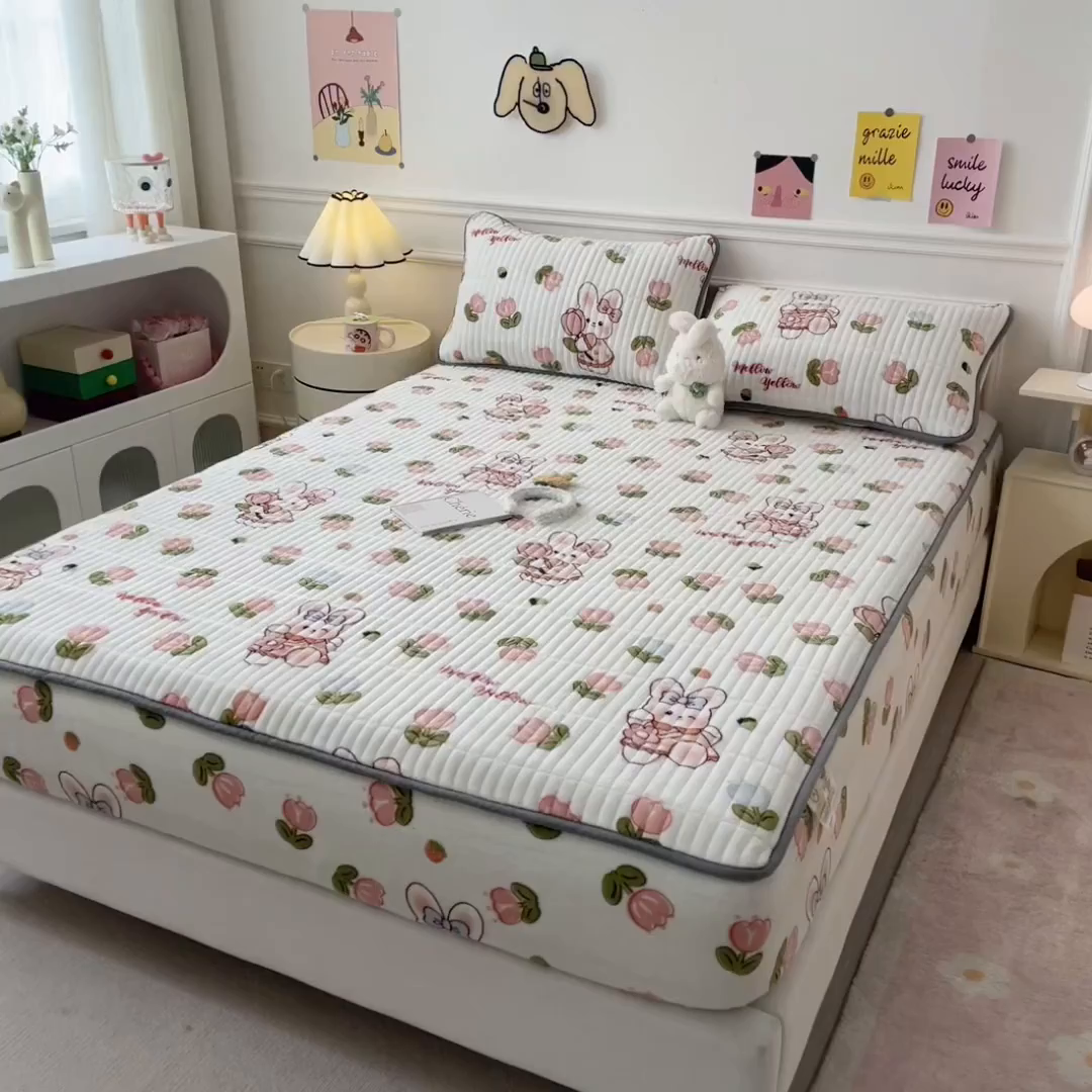 91家纺网 家纺一手货源 找家纺 摩妮卡 2025新款小清新系列印花牛奶绒夹棉床笠三件套 奇幻兔