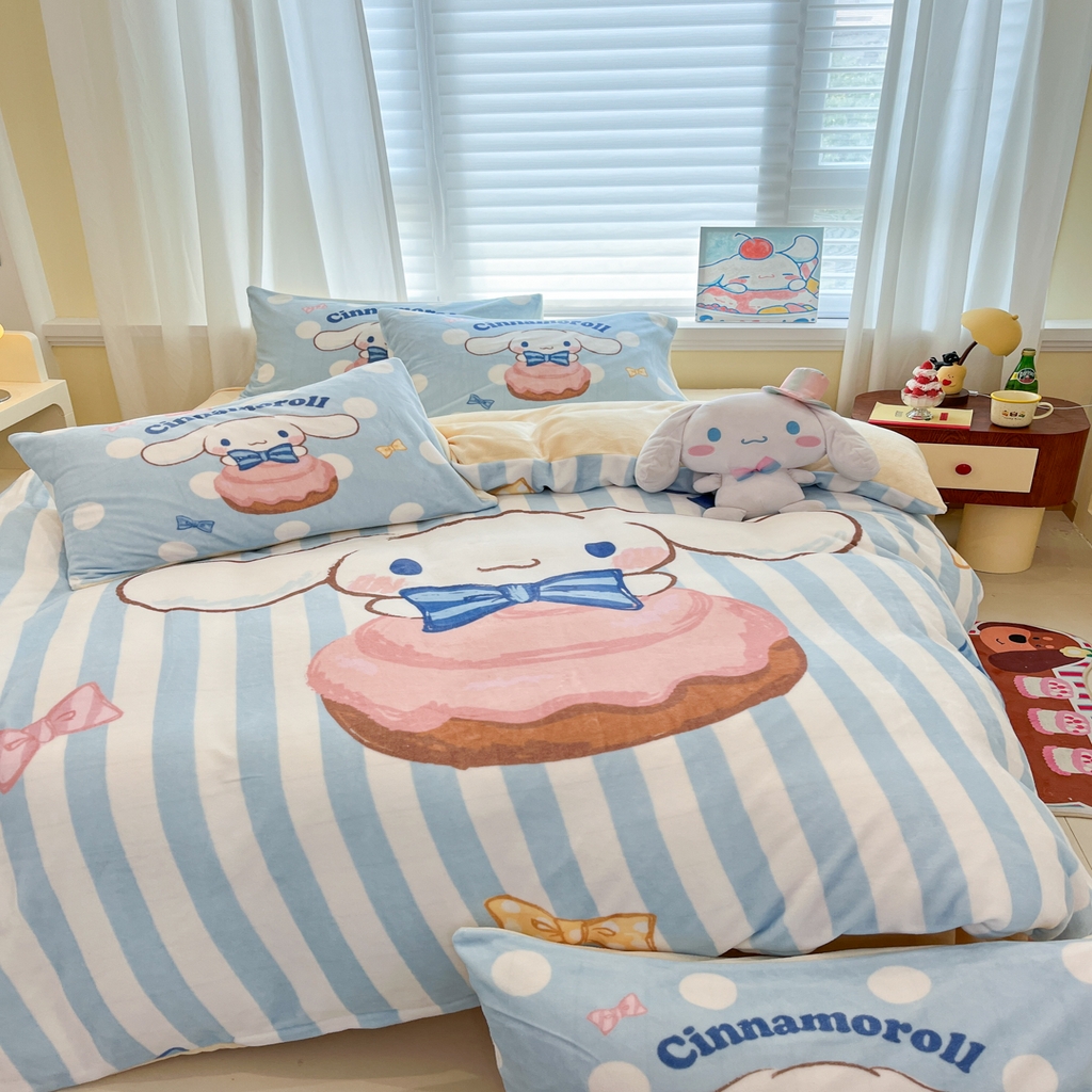 91家纺网 家纺一手货源 找家纺 金爱家 2025新品大版卡通平网数码印花加厚高克重牛奶绒皮卡丘系列四件套 绒大版-领带玉桂狗