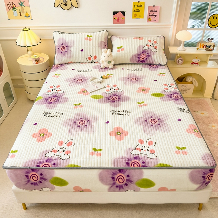 91家纺网 家纺一手货源 找家纺 摩妮卡 2025新款小清新系列印花牛奶绒夹棉床笠三件套 琪琪兔