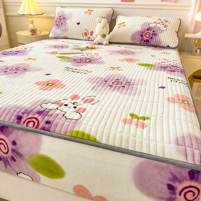 91家纺网 家纺一手货源 找家纺 摩妮卡 2025新款小清新系列印花牛奶绒夹棉床笠三件套 琪琪兔