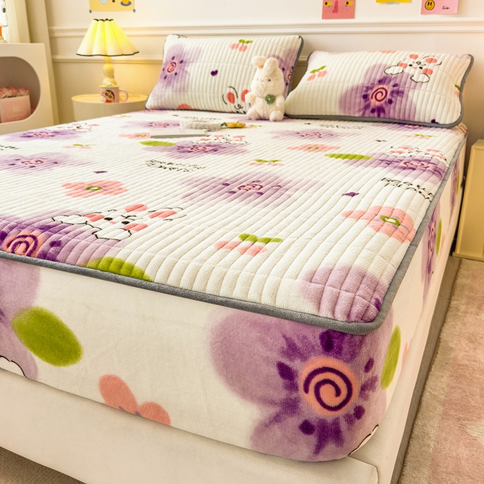 91家纺网 家纺一手货源 找家纺 摩妮卡 2025新款小清新系列印花牛奶绒夹棉床笠三件套 琪琪兔