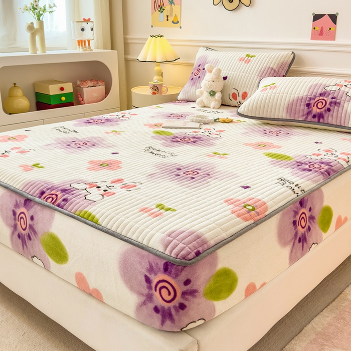 91家纺网 家纺一手货源 找家纺 摩妮卡 2025新款小清新系列印花牛奶绒夹棉床笠三件套 琪琪兔