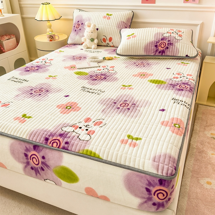 91家纺网 家纺一手货源 找家纺 摩妮卡 2025新款小清新系列印花牛奶绒夹棉床笠三件套 琪琪兔