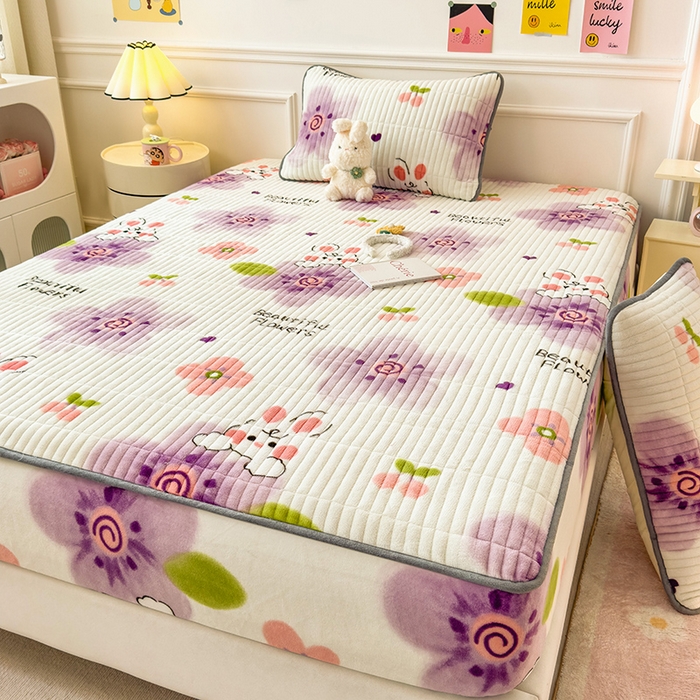 91家纺网 家纺一手货源 找家纺 摩妮卡 2025新款小清新系列印花牛奶绒夹棉床笠三件套 琪琪兔