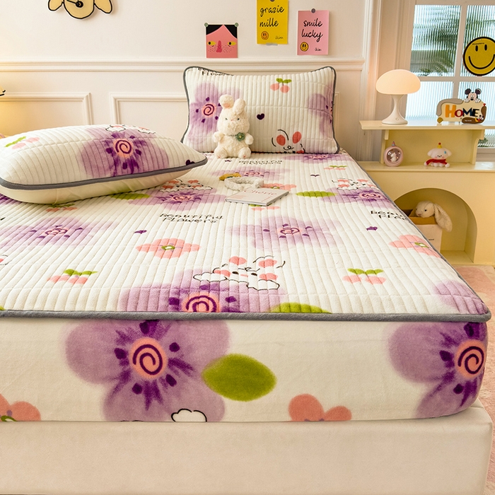 91家纺网 家纺一手货源 找家纺 摩妮卡 2025新款小清新系列印花牛奶绒夹棉床笠三件套 琪琪兔