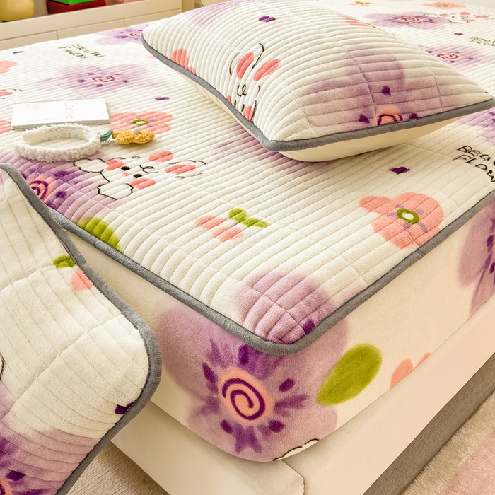 91家纺网 家纺一手货源 找家纺 摩妮卡 2025新款小清新系列印花牛奶绒夹棉床笠三件套 琪琪兔