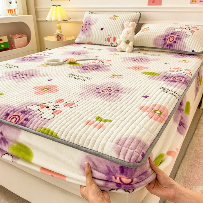 91家纺网 家纺一手货源 找家纺 摩妮卡 2025新款小清新系列印花牛奶绒夹棉床笠三件套 琪琪兔