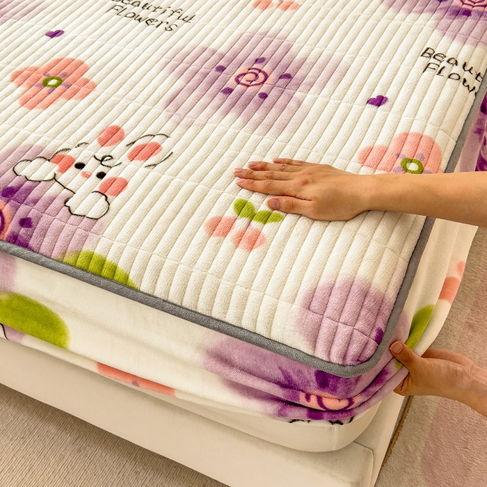 91家纺网 家纺一手货源 找家纺 摩妮卡 2025新款小清新系列印花牛奶绒夹棉床笠三件套 琪琪兔