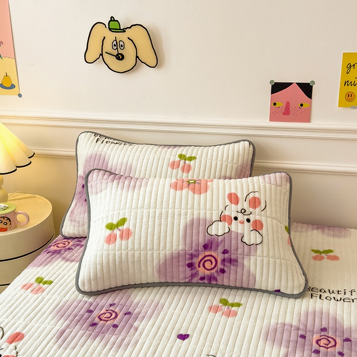 91家纺网 家纺一手货源 找家纺 摩妮卡 2025新款小清新系列印花牛奶绒夹棉床笠三件套 琪琪兔