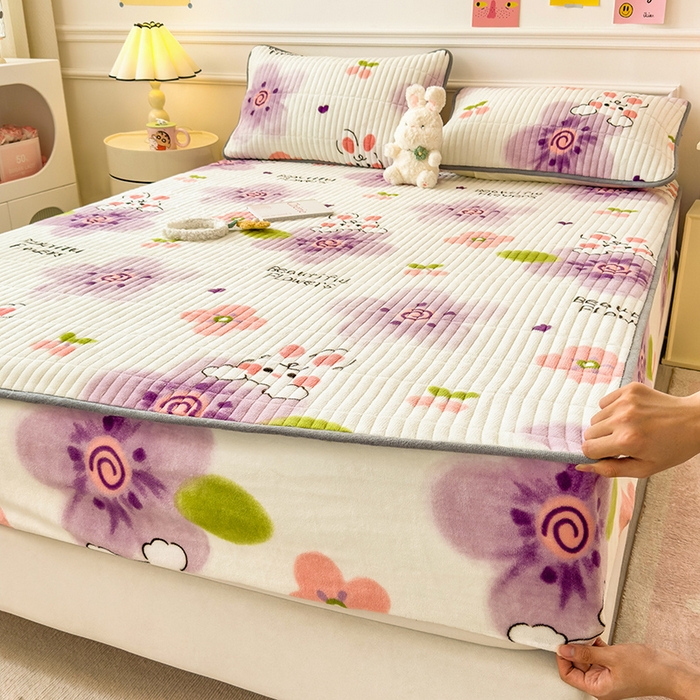 91家纺网 家纺一手货源 找家纺 摩妮卡 2025新款小清新系列印花牛奶绒夹棉床笠三件套 琪琪兔