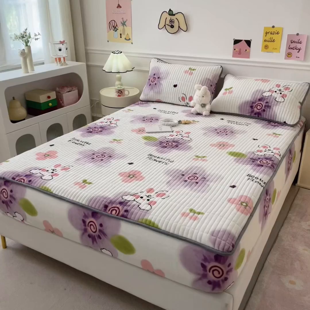 91家纺网 家纺一手货源 找家纺 摩妮卡 2025新款小清新系列印花牛奶绒夹棉床笠三件套 琪琪兔