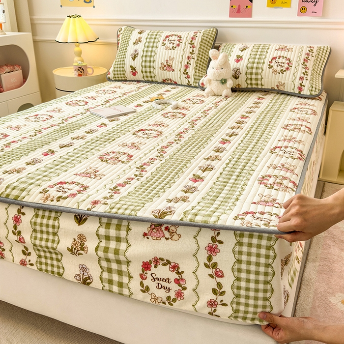 91家纺网 家纺一手货源 找家纺 摩妮卡 2025新款小清新系列印花牛奶绒夹棉床笠三件套 情系花香