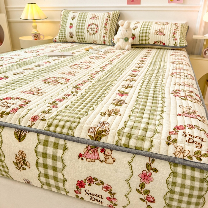 91家纺网 家纺一手货源 找家纺 摩妮卡 2025新款小清新系列印花牛奶绒夹棉床笠三件套 情系花香