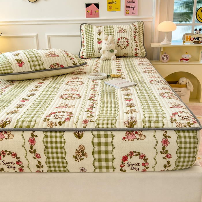 91家纺网 家纺一手货源 找家纺 摩妮卡 2025新款小清新系列印花牛奶绒夹棉床笠三件套 情系花香