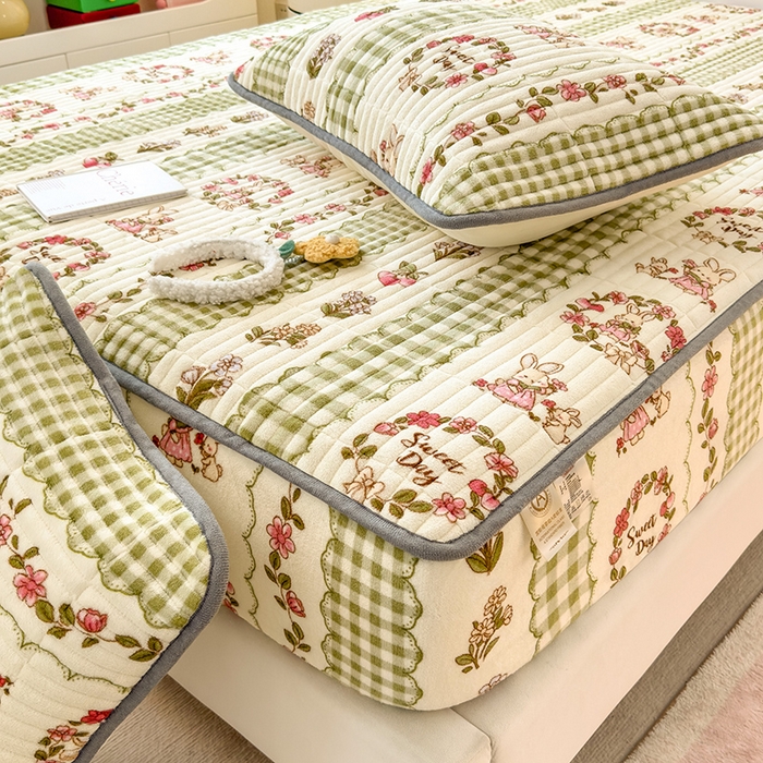 91家纺网 家纺一手货源 找家纺 摩妮卡 2025新款小清新系列印花牛奶绒夹棉床笠三件套 情系花香