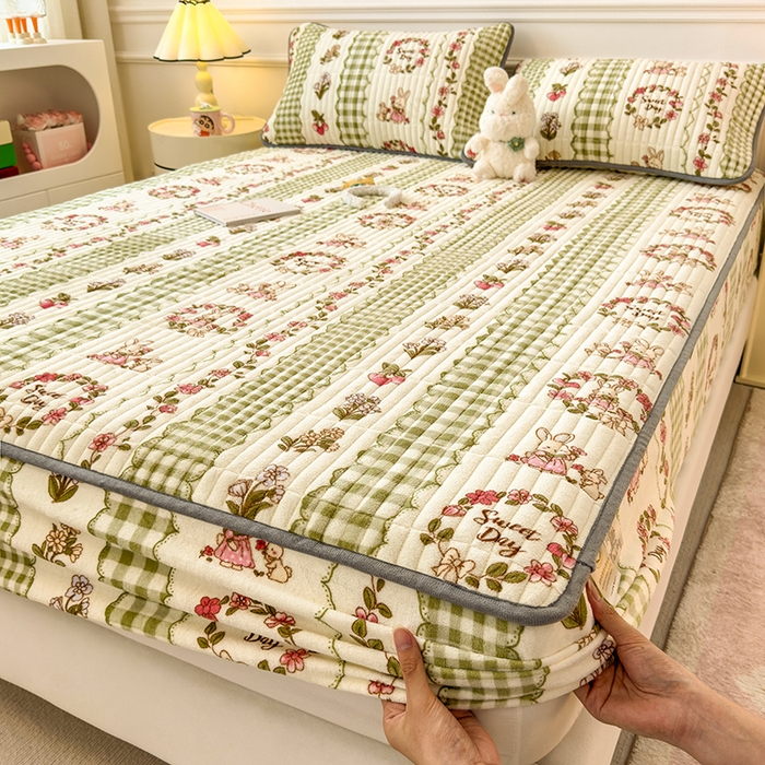 91家纺网 家纺一手货源 找家纺 摩妮卡 2025新款小清新系列印花牛奶绒夹棉床笠三件套 情系花香