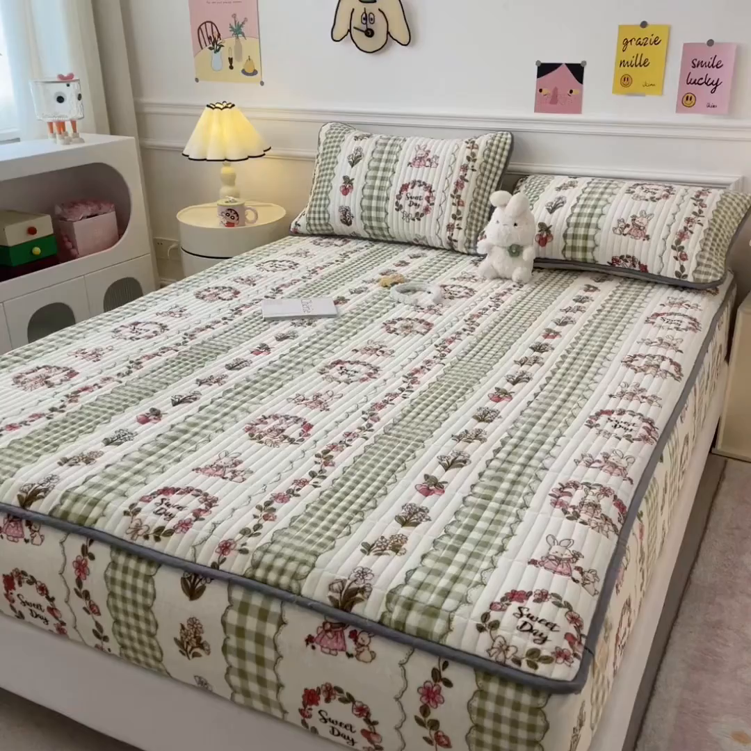 91家纺网 家纺一手货源 找家纺 摩妮卡 2025新款小清新系列印花牛奶绒夹棉床笠三件套 情系花香