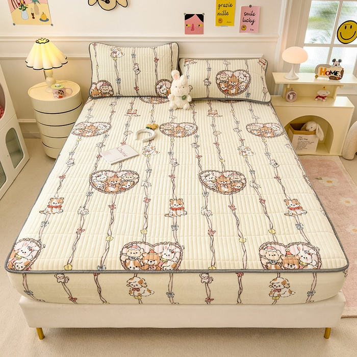 91家纺网 家纺一手货源 找家纺 摩妮卡 2025新款小清新系列印花牛奶绒夹棉床笠三件套 童趣乐园