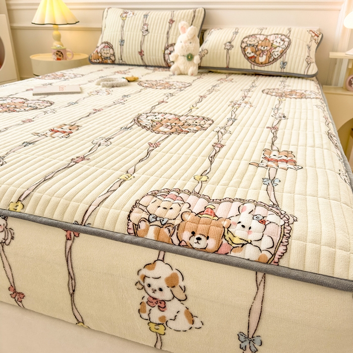 91家纺网 家纺一手货源 找家纺 摩妮卡 2025新款小清新系列印花牛奶绒夹棉床笠三件套 童趣乐园