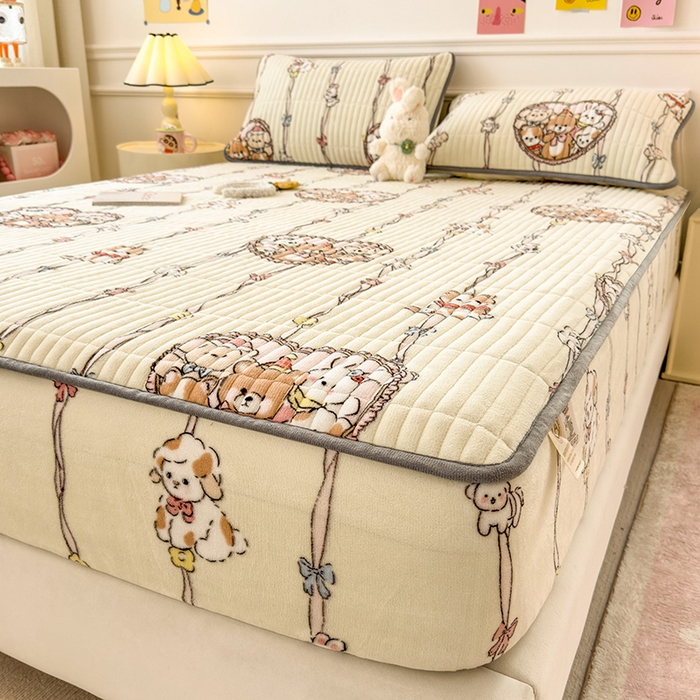 91家纺网 家纺一手货源 找家纺 摩妮卡 2025新款小清新系列印花牛奶绒夹棉床笠三件套 童趣乐园