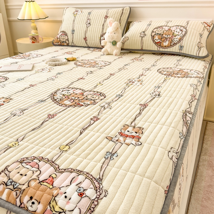 91家纺网 家纺一手货源 找家纺 摩妮卡 2025新款小清新系列印花牛奶绒夹棉床笠三件套 童趣乐园