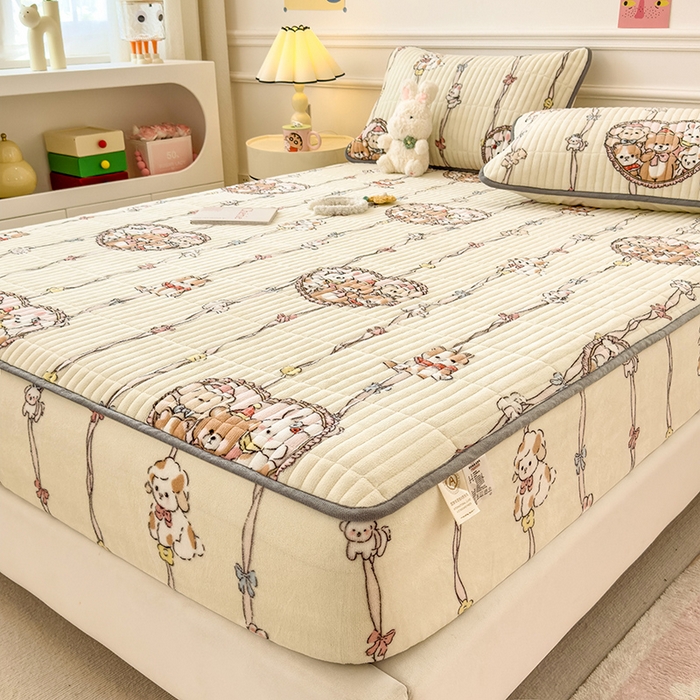 91家纺网 家纺一手货源 找家纺 摩妮卡 2025新款小清新系列印花牛奶绒夹棉床笠三件套 童趣乐园