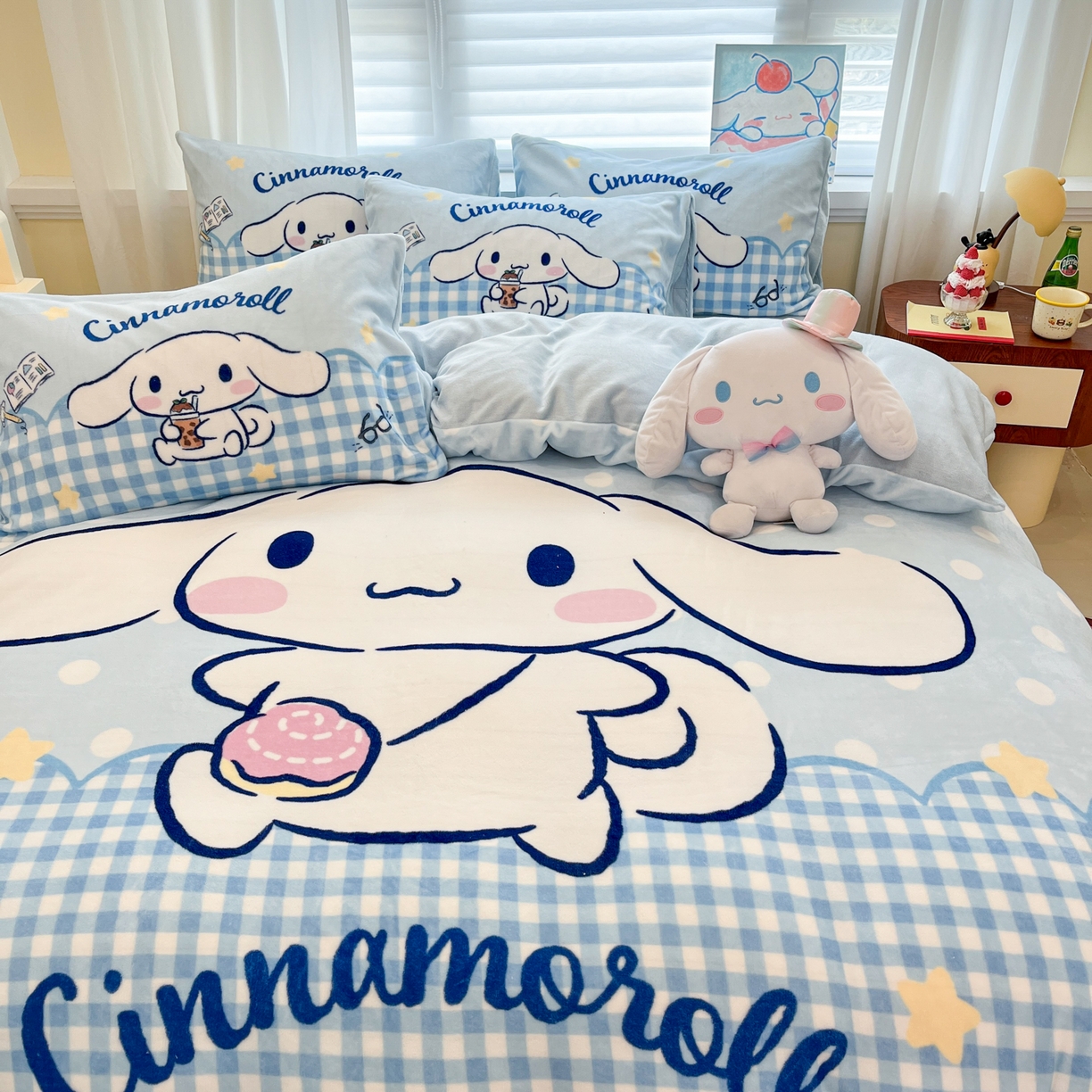 91家纺网 家纺一手货源 找家纺 金爱家 2025新品大版卡通平网数码印花加厚高克重牛奶绒皮卡丘系列四件套 绒大版-奶芙玉桂狗