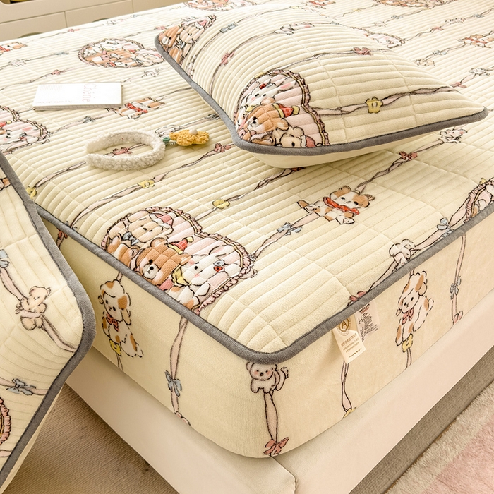 91家纺网 家纺一手货源 找家纺 摩妮卡 2025新款小清新系列印花牛奶绒夹棉床笠三件套 童趣乐园