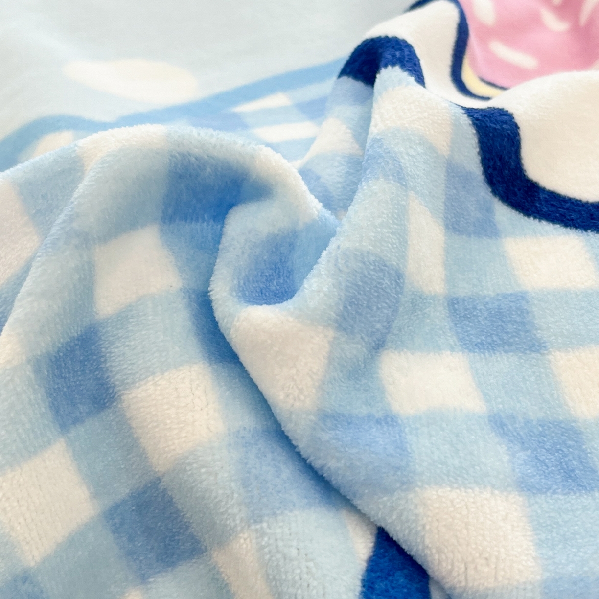 91家纺网 家纺一手货源 找家纺 金爱家 2025新品大版卡通平网数码印花加厚高克重牛奶绒皮卡丘系列四件套 绒大版-奶芙玉桂狗