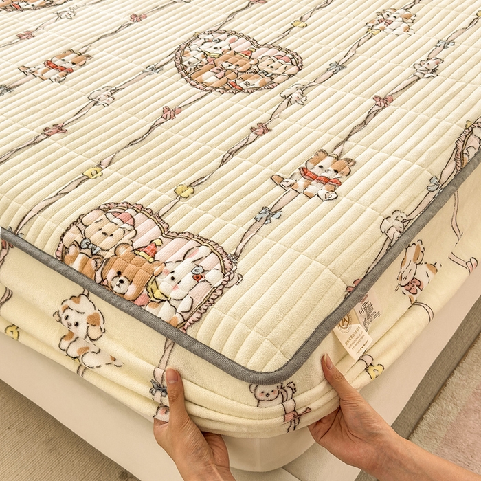 91家纺网 家纺一手货源 找家纺 摩妮卡 2025新款小清新系列印花牛奶绒夹棉床笠三件套 童趣乐园