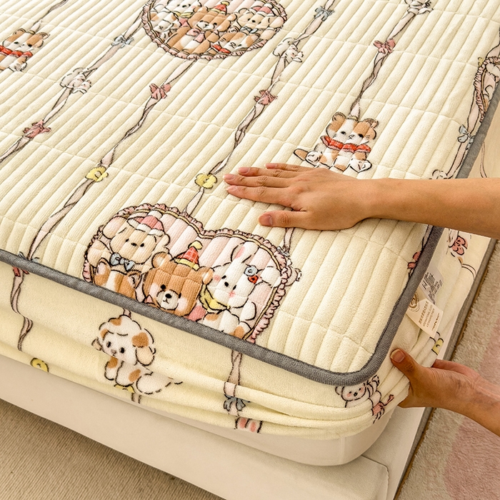 91家纺网 家纺一手货源 找家纺 摩妮卡 2025新款小清新系列印花牛奶绒夹棉床笠三件套 童趣乐园