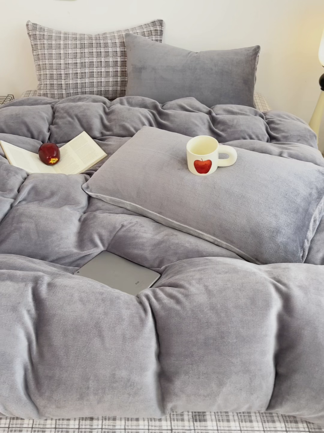 91家纺网 家纺一手货源 找家纺 三朵家纺 2025新款法莱绒混搭四件套 匆匆那年