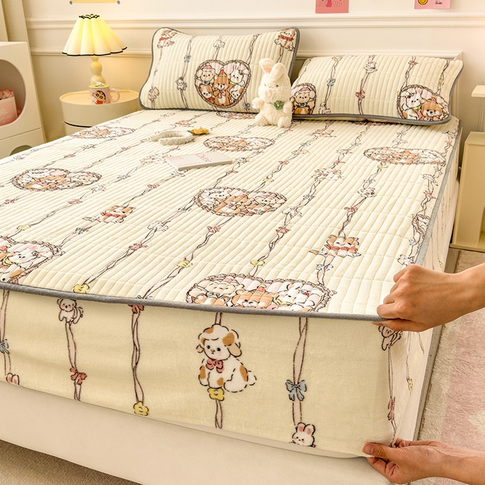 91家纺网 家纺一手货源 找家纺 摩妮卡 2025新款小清新系列印花牛奶绒夹棉床笠三件套 童趣乐园