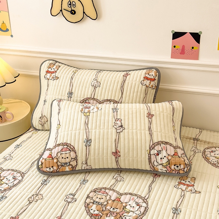 91家纺网 家纺一手货源 找家纺 摩妮卡 2025新款小清新系列印花牛奶绒夹棉床笠三件套 童趣乐园