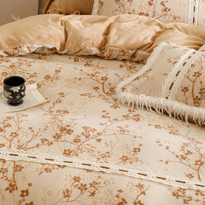 91家纺网 家纺一手货源 找家纺 （总）菊上家纺 2025新款高克重5D雕花牛奶绒时尚仿皮草国潮风床盖四件套-羽妃系列
