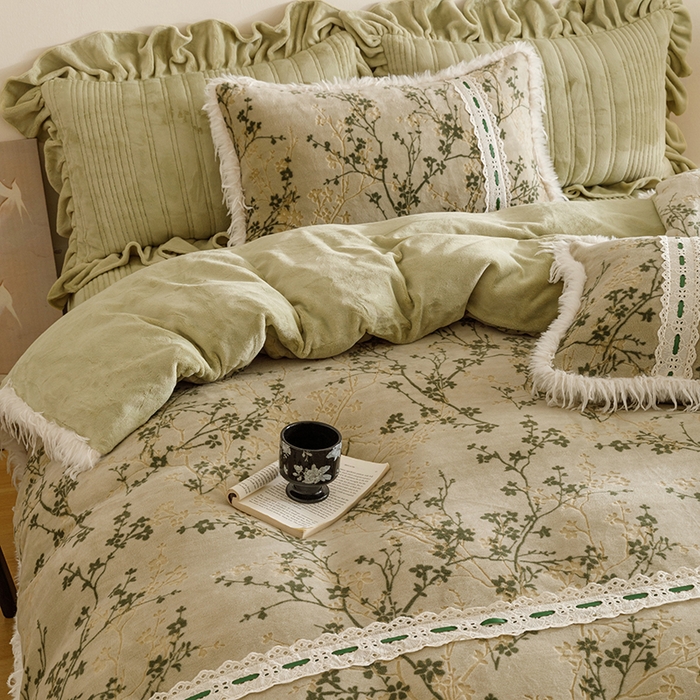91家纺网 家纺一手货源 找家纺 菊上家纺 2025新款高克重5D雕花牛奶绒时尚仿皮草国潮风床盖四件套-羽妃系列 羽妃-豆绿