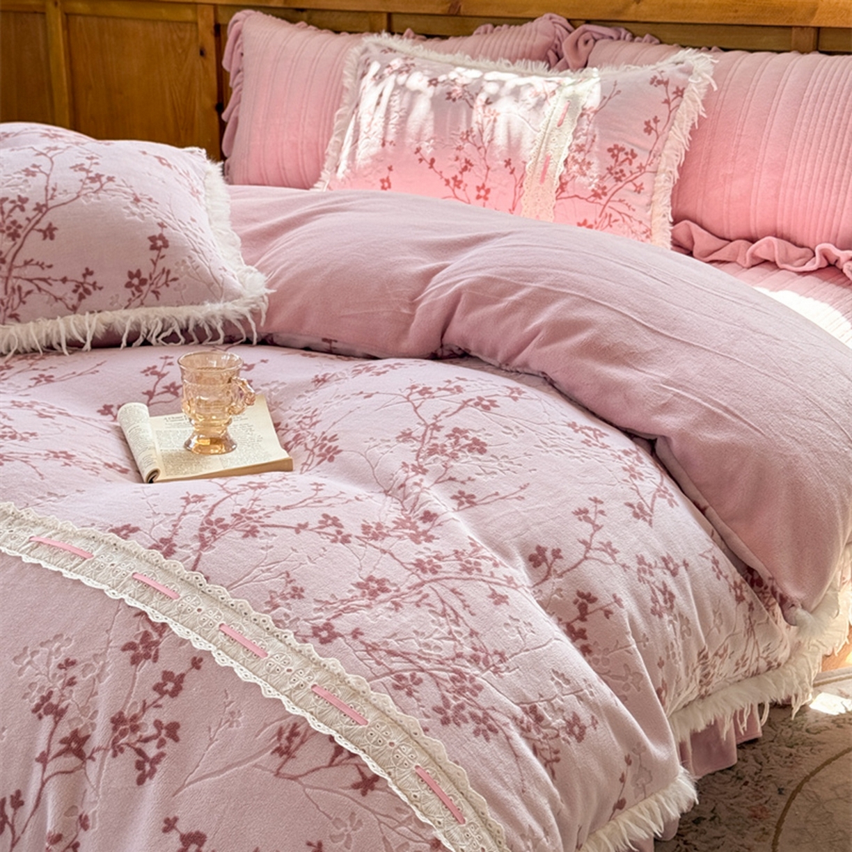 91家纺网 家纺一手货源 找家纺 菊上家纺 2025新款高克重5D雕花牛奶绒时尚仿皮草国潮风床盖四件套-羽妃系列 羽妃-玫粉