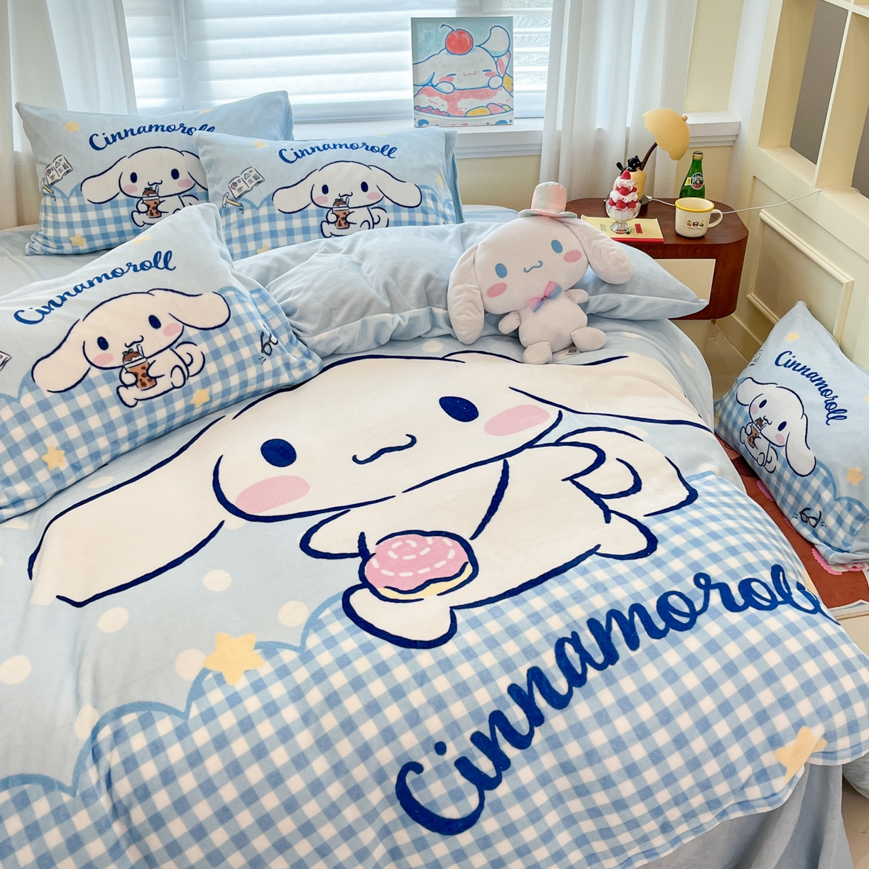 91家纺网 家纺一手货源 找家纺 金爱家 2025新品大版卡通平网数码印花加厚高克重牛奶绒皮卡丘系列四件套 绒大版-奶芙玉桂狗