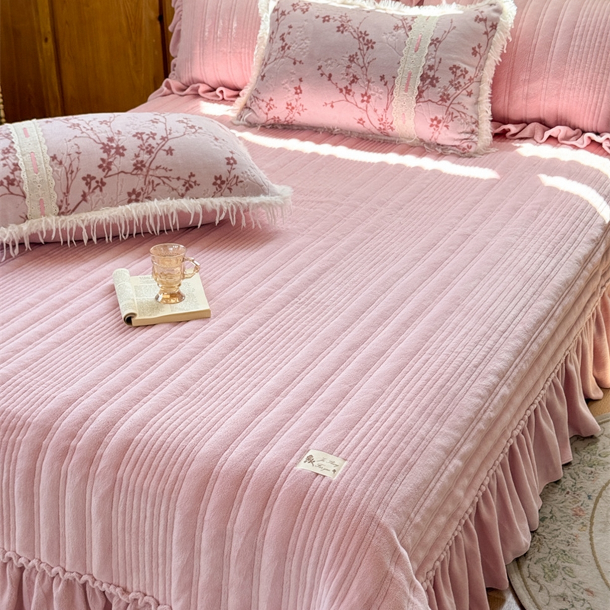 91家纺网 家纺一手货源 找家纺 菊上家纺 2025新款高克重5D雕花牛奶绒时尚仿皮草国潮风床盖四件套-羽妃系列 羽妃-玫粉