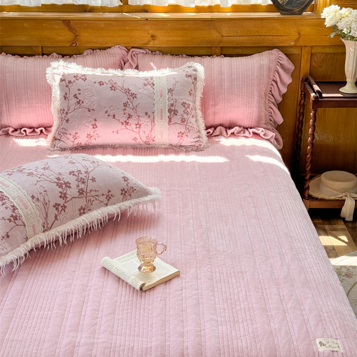 91家纺网 家纺一手货源 找家纺 菊上家纺 2025新款高克重5D雕花牛奶绒时尚仿皮草国潮风床盖四件套-羽妃系列 羽妃-玫粉