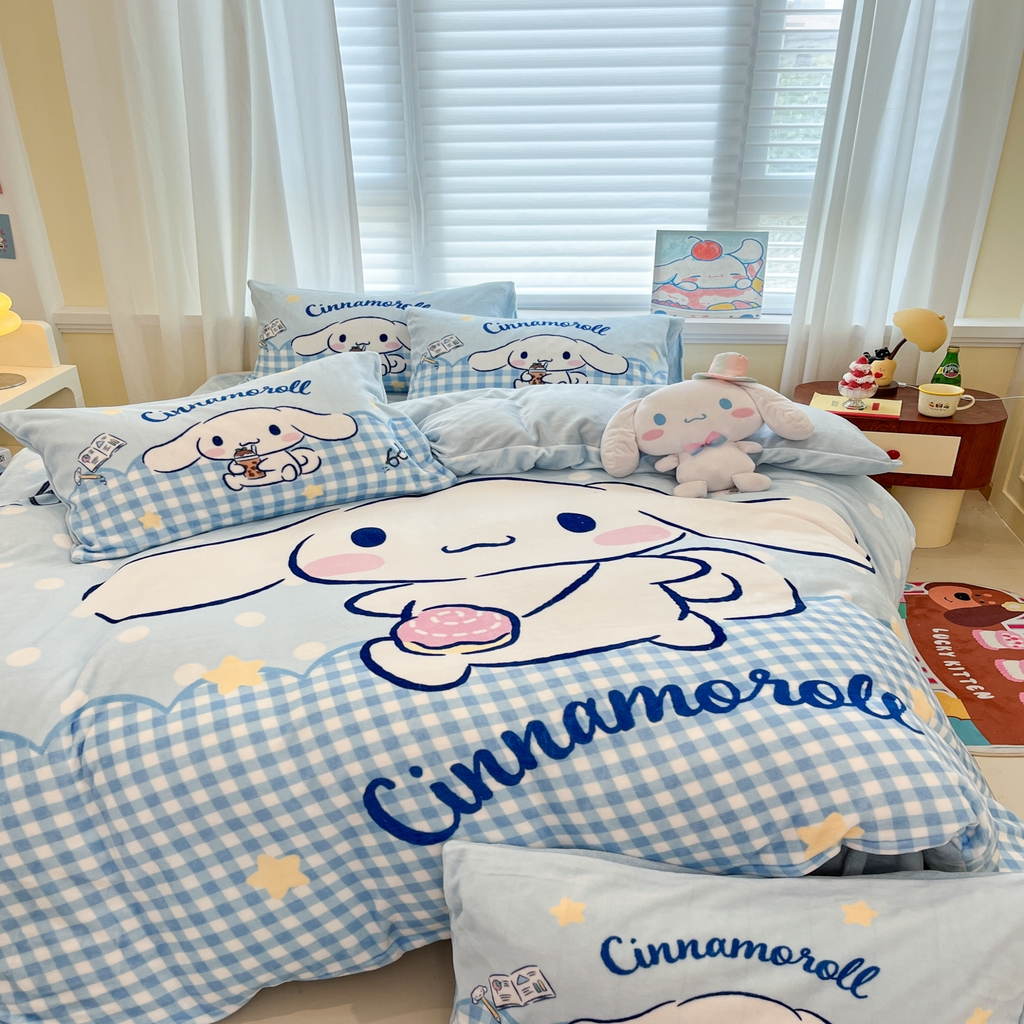 91家纺网 家纺一手货源 找家纺 金爱家 2025新品大版卡通平网数码印花加厚高克重牛奶绒皮卡丘系列四件套 绒大版-奶芙玉桂狗