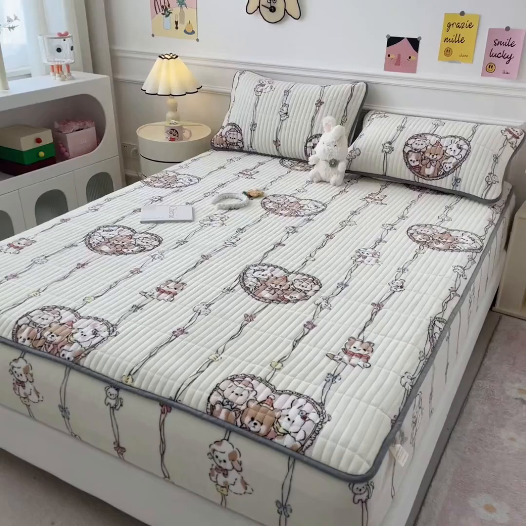 91家纺网 家纺一手货源 找家纺 摩妮卡 2025新款小清新系列印花牛奶绒夹棉床笠三件套 童趣乐园