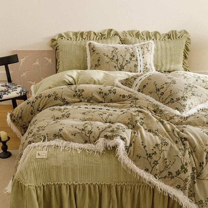 91家纺网 家纺一手货源 找家纺 菊上家纺 2025新款高克重5D雕花牛奶绒时尚仿皮草国潮风床盖四件套-羽妃系列 羽妃-豆绿