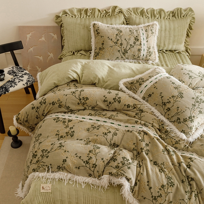 91家纺网 家纺一手货源 找家纺 菊上家纺 2025新款高克重5D雕花牛奶绒时尚仿皮草国潮风床盖四件套-羽妃系列 羽妃-豆绿