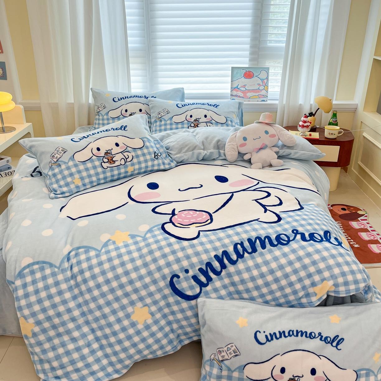 91家纺网 家纺一手货源 找家纺 金爱家 2025新品大版卡通平网数码印花加厚高克重牛奶绒皮卡丘系列四件套 绒大版-奶芙玉桂狗