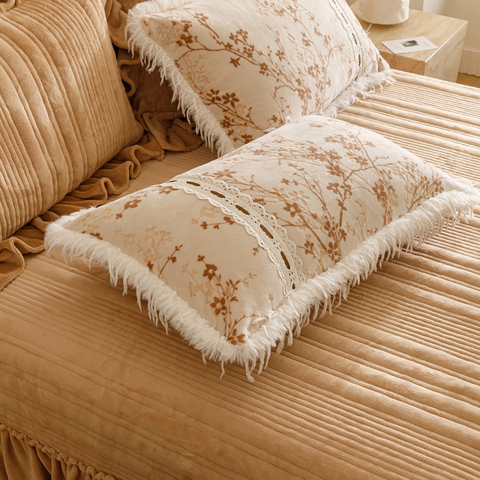 91家纺网 家纺一手货源 找家纺 （总）菊上家纺 2025新款高克重5D雕花牛奶绒时尚仿皮草国潮风床盖四件套-羽妃系列