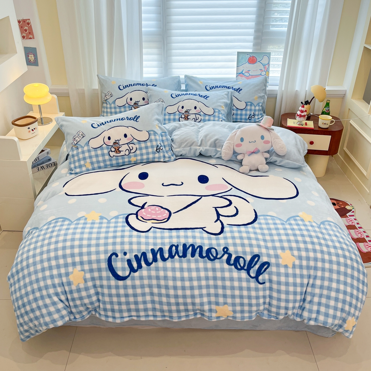 91家纺网 家纺一手货源 找家纺 金爱家 2025新品大版卡通平网数码印花加厚高克重牛奶绒皮卡丘系列四件套 绒大版-奶芙玉桂狗