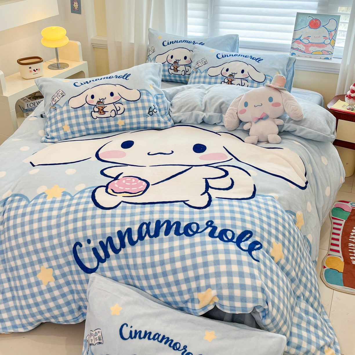 91家纺网 家纺一手货源 找家纺 金爱家 2025新品大版卡通平网数码印花加厚高克重牛奶绒皮卡丘系列四件套 绒大版-奶芙玉桂狗